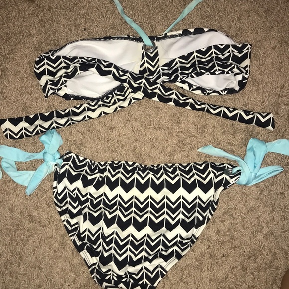 Bikini - Picture 2 of 2